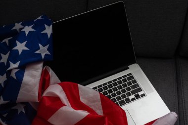 Amerika 'nın Bağımsızlık Günü 4 Temmuz' da ofis masasında bilgisayar ile süslenmişti.