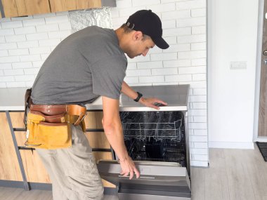 Evde bulaşıkçı var. Yüksek kalite fotoğraf