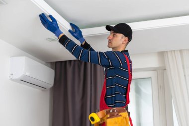 İnşaat işçisi tavan işi.