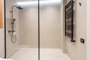 Lüks bir evde, parlak, zarif bir banyo..