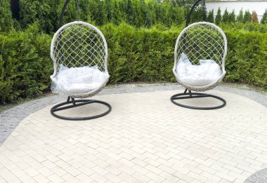 Güneşli bir günde rahat sallanan sandalyeli güzel bir İngiliz tarzı bahçe. Yüksek kalite fotoğraf