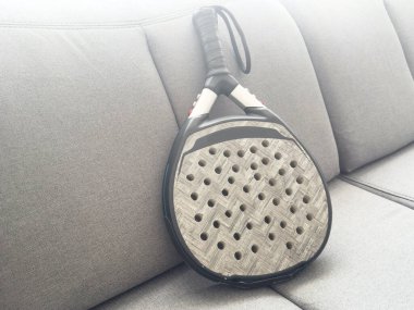 Paddle Tenis Raketi, gri arka planda 3D görüntüleme. Yüksek kalite fotoğraf