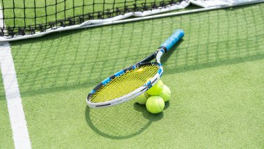 Tenis raketi ve top. Yüksek kalite fotoğraf