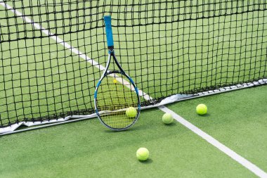 Kil tenis kortunda tenis raketi ve topların yakın görüntüsü. Yüksek kalite fotoğraf