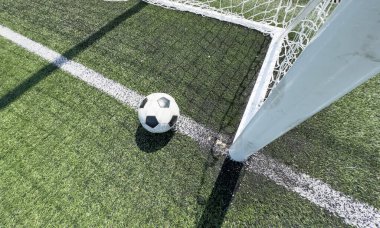Top bir kapıya çekiçle çarptı. Yüksek kalite fotoğraf