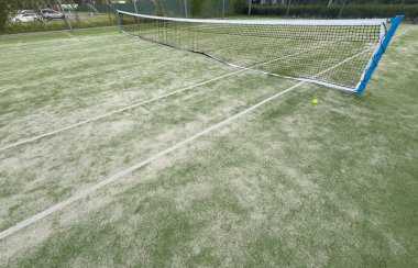 Tenis kortu bir dinlenme merkezinin kenarında. Yüksek kalite fotoğraf