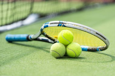 Tenis raketi ve toplar yeşil çimlerde. Spor malzemeleri. Yüksek kalite fotoğraf