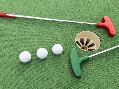 Mini golf. Golf sahasında bir sopa ve beyaz bir top. Yüksek kalite fotoğraf