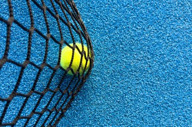 Padel kortundaki tenis topu. Yüksek kalite fotoğraf