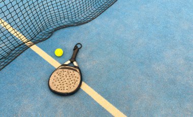 Tenis raketi ve toplar sahada. Yüksek kalite fotoğraf