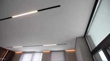 Gizli LED aydınlatmalı esnek bir tavan parçası. Yüksek kalite fotoğraf