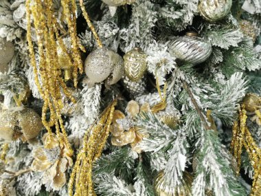 Noel oyuncakları ve dekorasyonlar. Noel ve Yeni Yıl geçmişi. Fenerler ve toplar, Noel ağacının dallarındaki boncuklar. Noel tatili afişi. Yüksek kalite fotoğraf