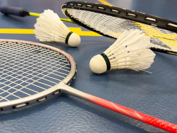 Badminton raketleri ve sahada tüylü pipi. Yüksek kalite fotoğraf