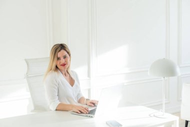 Ofiste dizüstü bilgisayarla çalışan bir iş kadını. Yüksek kalite fotoğraf