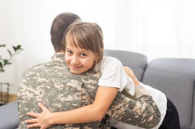 Askeri üniformalı genç bir adam ve karısı evdeki kanepede. Yüksek kalite fotoğraf