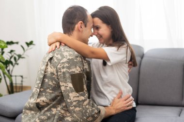 Asker babası kızına sarılıyor. Yüksek kalite fotoğraf