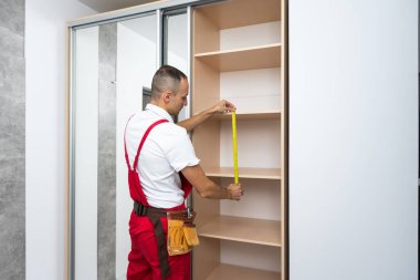 Profesyonel mobilyacı marangoz gardırop yapıyor. Yüksek kalite fotoğraf