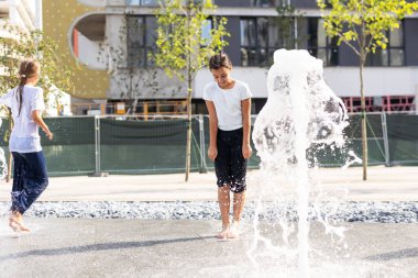 Suyla çeşmede oynayan mutlu çocuk. Yüksek kalite fotoğraf