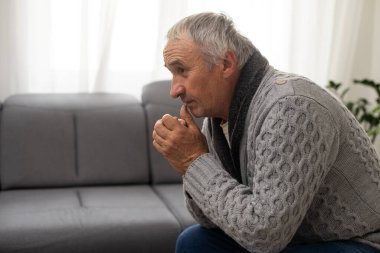 Beyaz arka planda dua eden yaşlı adam portresi. Yüksek kalite fotoğraf