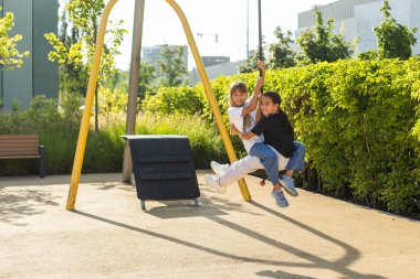 Parkta salıncakta sallanan bir kız. Yüksek kalite fotoğraf