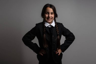 Çarşamba Addams 'da bir kız. Cadılar Bayramı partisi.