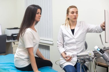 Ultrason tarayıcı bir doktor elinde. Tanılama. Ultrason
