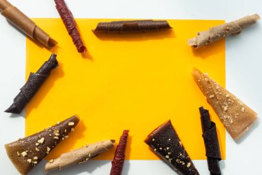 Renkli arka planda böğürtlen pastili. Sağlıklı çiğ vejetaryen atıştırması. Rolled Pastila, geleneksel sağlıklı tatlılar.