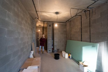 Dairede alçıpan duvarları yapmak için metal çerçeveler - alçıpan - alçıpan için çalışma süreci inşaat, yenileme, yenileme, yenileme, uzatma, restorasyon ve yeniden yapılanma aşamasında.