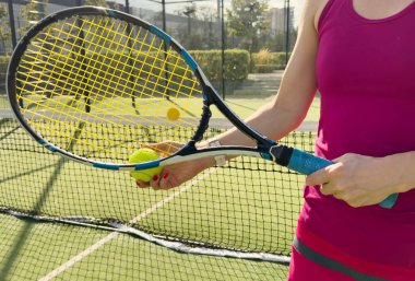 Tenis raketi ve topu olan bir kadın. Yüksek kalite fotoğraf