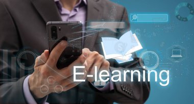 Tablet kullanan bir iş kadınıyla e-mail öğreniyorum. Yüksek kalite fotoğraf