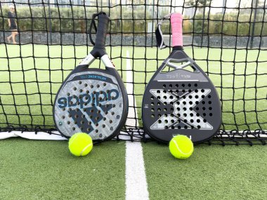 Kyiv, Ukrayna, 15 Temmuz 2024. Padel raketi sahada. Yüksek kalite fotoğraf