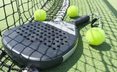 Tenis raketi ve toplar sahada. Yüksek kalite fotoğraf