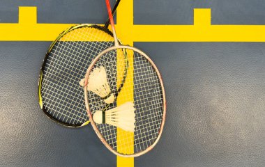 Mekik siki ve badminton raketi sahada. Yüksek kalite fotoğraf