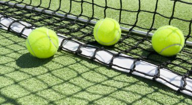 Bir padel ve tenis kortunu yapay çim ve toplarla kapatın. Yüksek kalite fotoğraf