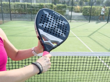 Kyiv, Ukrayna, 29 Temmuz 2024. Bir kadın nox padel tenis raketi çalıyor. Yüksek kalite fotoğraf