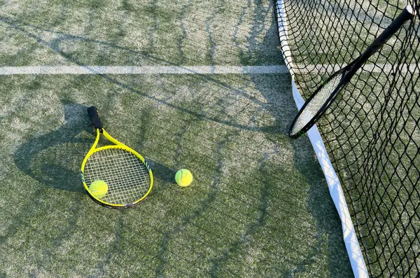 Topları yeşil arka planda tenis raketi. Yüksek kalite fotoğraf