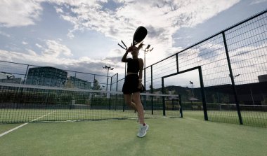 Raketli Padel tenisçi. Sahada raketi olan kız sporcu. Spor konsepti. Yüksek kalite fotoğraf