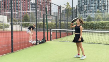 Raketli Padel tenisçi. Sahada raketi olan kız sporcu. Spor konsepti. Yüksek kalite fotoğraf