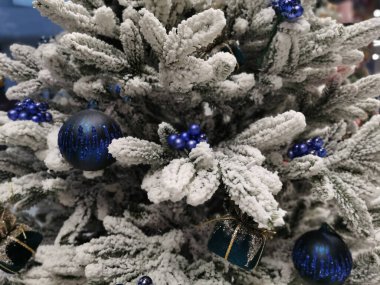 Noel oyuncakları ve dekorasyonlar. Noel ve Yeni Yıl geçmişi. Fenerler ve toplar, Noel ağacının dallarındaki boncuklar. Noel tatili afişi. Yüksek kalite fotoğraf