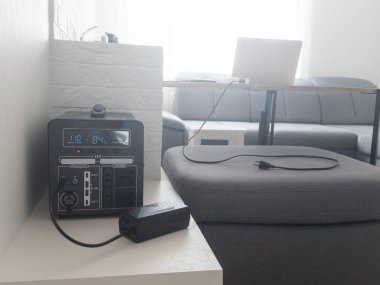 Dijital ekranlı elektrik güç dönüştürücüsü. Yüksek kalite fotoğraf