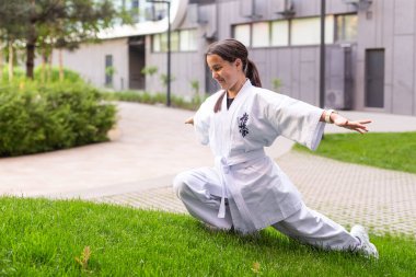 Karate Tekvando Dövüş Duruşu 'ndaki kız. Yüksek kalite fotoğraf