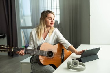 Elleriyle gitar tutan bir kadın. Yüksek kalite fotoğraf