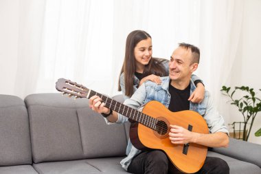 Mutlu aile babası ve kızı gitar çalıyor. Babalar Günü. Yüksek kalite fotoğraf