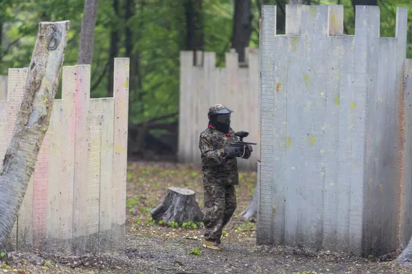 Çocuklar sahada paintball oynuyor. Yüksek kalite fotoğraf