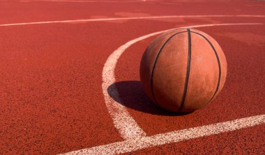 Şehir kortunda basketbol topu. Yüksek kalite fotoğraf