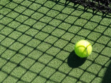  Tenis topunun arka gölgesi tenis kortunda arka plan için iyidir. Yüksek kalite fotoğraf