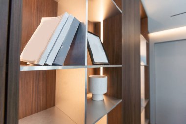 Çalışma odasının içinde masa başında bilgisayar, iş belgeleriyle dolu raf, ahşap döşeme. Uzay ahşap duvarını kopyala, 3 boyutlu görüntüleme. Yüksek kalite fotoğraf