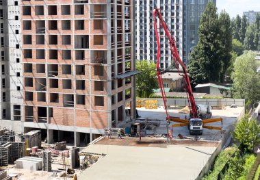 Şehirde güçlendirilmiş beton ve tuğlalardan oluşan çok katlı kompleks binalar inşa ediliyor. Yüksek kalite fotoğraf