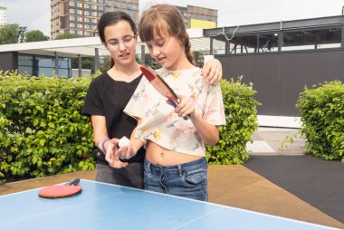 Dışarıda pinpon oynayan tatlı bir kız. Yüksek kalite fotoğraf