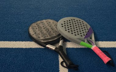 Padel tenis raketi. Kopya alanı olan bir arkaplan. Spor sahası ve toplar. Yüksek kalite fotoğraf